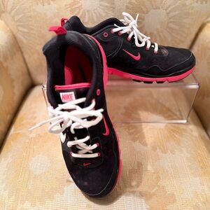 Nike Women's Black and Pink Athletic Sneakers
